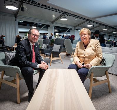 Am 1. November 2021 nahm Bundeskanzler Alexander Schallenberg (l.) an der UN-Klimakonferenz 2021 in Glasgow teil. Im Bild mit der deutschen Bundeskanzlerin Angela Merkel (r.).