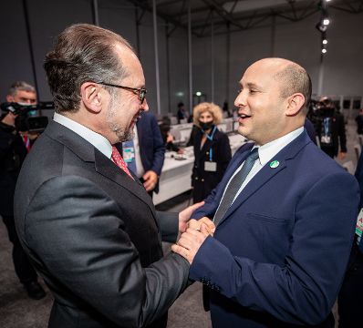 Am 1. November 2021 nahm Bundeskanzler Alexander Schallenberg (l.) an der UN-Klimakonferenz 2021 in Glasgow teil. Im Bild mit dem israelischen Premierminister Naftali Bennett (r.).