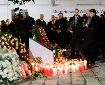 Am 2. November 2021 nahm Bundeskanzler Alexander Schallenebrg an der Gedenkveranstaltung an die Opfer des Terroranschlages in der Wiener Ruprechtskirche teil. Im Bild Bundesministerin Karoline Edtstadler.