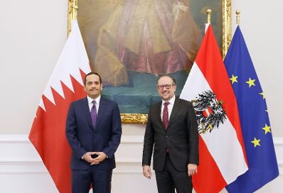 Am 2. November 2021 empfing Bundeskanzler Alexander Schallenberg (r.) stellvertretend Premier von Katar Scheich Mohammed bin Abdulrahman bin Jassim (l.) zu einem Gespr&auml;ch.