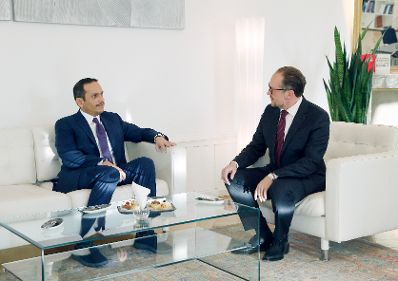 Am 2. November 2021 empfing Bundeskanzler Alexander Schallenberg (r.) stellvertretend Premier von Katar Scheich Mohammed bin Abdulrahman bin Jassim (l.) zu einem Gespr&auml;ch.