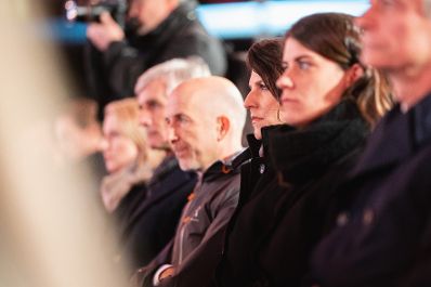 Am 02. November 2021 nahm Bundeskanzler Alexander Schallenberg an der Ehrung von Polizisten anl&auml;sslich des Terroranschlages in der Wiener Innenstadt im November 2020 teil. Im Bild Bundesministerin Karoline Edtstadler (m.).