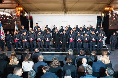 Am 02. November 2021 nahm Bundeskanzler Alexander Schallenberg (m. r.) an der Ehrung von Polizisten anl&auml;sslich des Terroranschlages in der Wiener Innenstadt im November 2020 teil. Im Bild mit Bundesminister Karl Nehammer (m. l.).