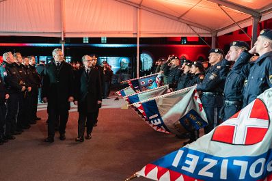 Am 02. November 2021 nahm Bundeskanzler Alexander Schallenberg (r.) an der Ehrung von Polizisten anl&auml;sslich des Terroranschlages in der Wiener Innenstadt im November 2020 teil. Im Bild mit Bundesminister Karl Nehammer (l.).