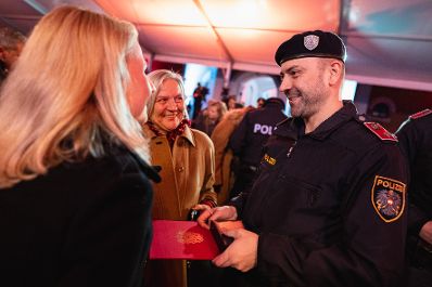 Am 02. November 2021 nahm Bundeskanzler Alexander Schallenberg an der Ehrung von Polizisten anl&auml;sslich des Terroranschlages in der Wiener Innenstadt im November 2020 teil. Im Bild Bundesministerin Susanne Raab (l.).