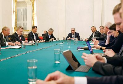 Am 5. November 2021 fand ein treffen zwischen Mitgliedern der Bundesregierung und den Landeshauptleuten zum Thema &bdquo;Ma&szlig;nahmen im Kampf gegen Corona&ldquo; statt.