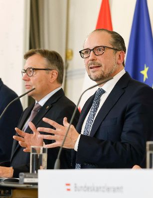 Am 5. November 2021 fand ein treffen zwischen Mitgliedern der Bundesregierung und den Landeshauptleuten zum Thema &bdquo;Ma&szlig;nahmen im Kampf gegen Corona&ldquo; statt. Im Bild Bundeskanzler Alexander Schallenberg (r.) und Landeshauptmann G&uuml;nther Platter (l.) bei der Pressekonferenz nach der Sitzung.