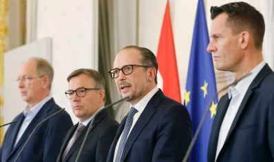 Am 5. November 2021 fand ein treffen zwischen Mitgliedern der Bundesregierung und den Landeshauptleuten zum Thema &bdquo;Ma&szlig;nahmen im Kampf gegen Corona&ldquo; statt. Im Bild Bundeskanzler Alexander Schallenberg (m.r.), Bundesminister Wolfgang M&uuml;ckstein (r.) und Landeshauptmann G&uuml;nther Platter (m.l.) bei der Pressekonferenz nach der Sitzung.