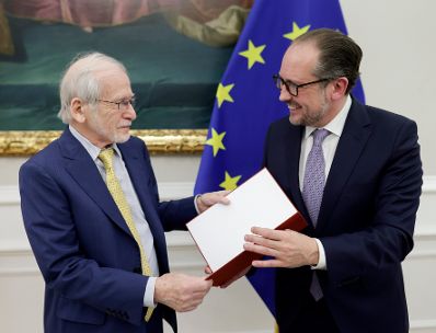 Am 8. November 2021 &uuml;berreichte Bundeskanzler Alexander Schallenberg (r.) gemeinsam mit Bundesministerin Karoline Edtstadler ein Ehrenzeichen an Kurt Tutter (l.).