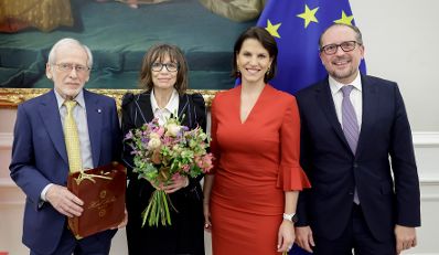Am 8. November 2021 &uuml;berreichte Bundeskanzler Alexander Schallenberg (r.) gemeinsam mit Bundesministerin Karoline Edtstadler (m.r.) ein Ehrenzeichen an Kurt Tutter (l.).