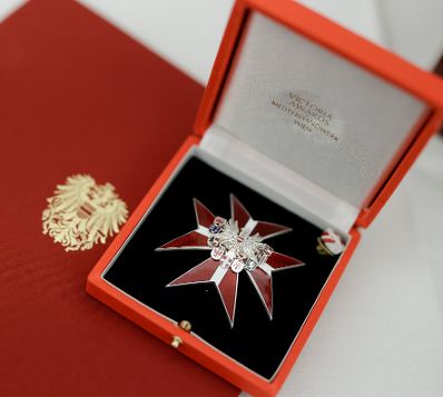 Am 8. November 2021 &uuml;berreichte Bundeskanzler Alexander Schallenberg gemeinsam mit Bundesministerin Karoline Edtstadler ein Ehrenzeichen an Kurt Tutter.