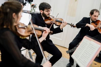 Am 8. November 2021 &uuml;berreichte Bundeskanzler Alexander Schallenberg gemeinsam mit Bundesministerin Karoline Edtstadler ein Ehrenzeichen an Kurt Tutter.