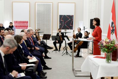 Am 8. November 2021 &uuml;berreichte Bundeskanzler Alexander Schallenberg gemeinsam mit Bundesministerin Karoline Edtstadler (r.) ein Ehrenzeichen an Kurt Tutter.