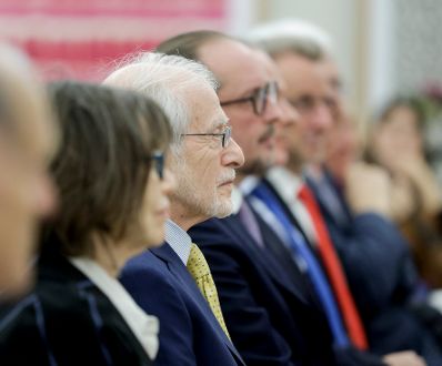 Am 8. November 2021 &uuml;berreichte Bundeskanzler Alexander Schallenberg gemeinsam mit Bundesministerin Karoline Edtstadler ein Ehrenzeichen an Kurt Tutter (m.).