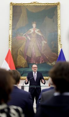 Am 8. November 2021 &uuml;berreichte Bundeskanzler Alexander Schallenberg (im Bild) gemeinsam mit Bundesministerin Karoline Edtstadler ein Ehrenzeichen an Kurt Tutter.