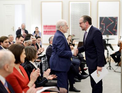 Am 8. November 2021 &uuml;berreichte Bundeskanzler Alexander Schallenberg (r.) gemeinsam mit Bundesministerin Karoline Edtstadler ein Ehrenzeichen an Kurt Tutter (l.).