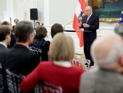 Am 8. November 2021 &uuml;berreichte Bundeskanzler Alexander Schallenberg gemeinsam mit Bundesministerin Karoline Edtstadler ein Ehrenzeichen an Kurt Tutter.