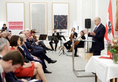 Am 8. November 2021 &uuml;berreichte Bundeskanzler Alexander Schallenberg gemeinsam mit Bundesministerin Karoline Edtstadler ein Ehrenzeichen an Kurt Tutter.