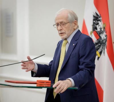 Am 8. November 2021 &uuml;berreichte Bundeskanzler Alexander Schallenberg gemeinsam mit Bundesministerin Karoline Edtstadler ein Ehrenzeichen an Kurt Tutter (im Bild).