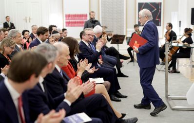 Am 8. November 2021 &uuml;berreichte Bundeskanzler Alexander Schallenberg gemeinsam mit Bundesministerin Karoline Edtstadler ein Ehrenzeichen an Kurt Tutter (r.).