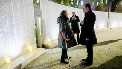 Am 9. November 2021 nahm Bundeskanzler Alexander Schallenberg (r.) an der Einweihung der Shoah-Namensmauer im Ostarrichipark teil. Im Bild beim Besuch der Shoah-Namensmauer.