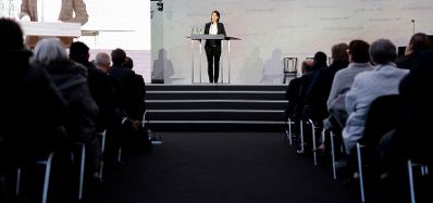 Am 9. November 2021 nahm Bundeskanzler Alexander Schallenberg an der Einweihung der Shoah-Namensmauer im Ostarrichipark teil. Im Bild Bundesministerin Karoline Edtstadler.