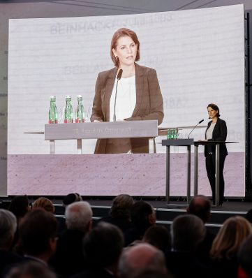 Am 9. November 2021 nahm Bundeskanzler Alexander Schallenberg an der Einweihung der Shoah-Namensmauer im Ostarrichipark teil. Im Bild Bundesministerin Karoline Edtstadler.