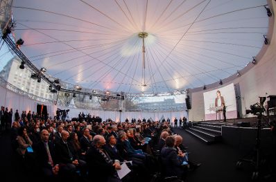 Am 9. November 2021 nahm Bundeskanzler Alexander Schallenberg an der Einweihung der Shoah-Namensmauer im Ostarrichipark teil. Im Bild Bundesministerin Karoline Edtstadler.