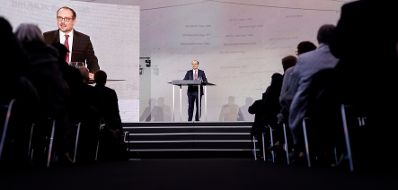 Am 9. November 2021 nahm Bundeskanzler Alexander Schallenberg an der Einweihung der Shoah-Namensmauer im Ostarrichipark teil. Im Bild bei der Festansprache.