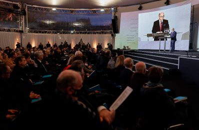 Am 9. November 2021 nahm Bundeskanzler Alexander Schallenberg an der Einweihung der Shoah-Namensmauer im Ostarrichipark teil. Im Bild Parlamentspr&auml;sident Wolfgang Sobotka.
