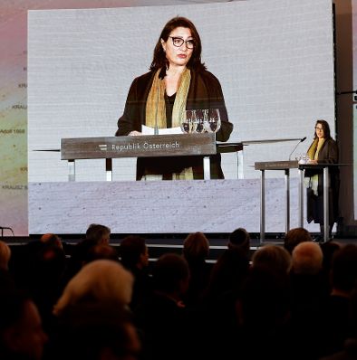 Am 9. November 2021 nahm Bundeskanzler Alexander Schallenberg an der Einweihung der Shoah-Namensmauer im Ostarrichipark teil. Im Bild Stadtr&auml;tin Veronica Kaup-Hasler.