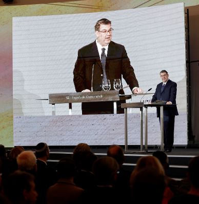 Am 9. November 2021 nahm Bundeskanzler Alexander Schallenberg an der Einweihung der Shoah-Namensmauer im Ostarrichipark teil. Im Bild der IKG-Pr&auml;sident Oskar Deutsch.