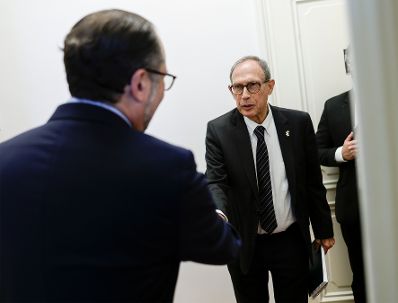 Am 9. November 2021 empfing Bundeskanzler Alexander Schallenberg (l.) den israelischen Minister f&uuml;r Diaspora-Angelegenheiten Nachman Shai (r.) zu einem Gespr&auml;ch.