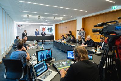 Am 11. November 2021 traf Bundeskanzler Alexander Schallenberg (r.) im Rahmen seines Bundesl&auml;ndertags in Vorarlberg den Landeshauptmann Markus Wallner (l.).