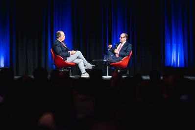 Am 11. November 2021 besuchte Bundeskanzler Alexander Schallenberg (r.) im Rahmen seines Bundesl&auml;ndertags in Vorarlberg das Vorarlberger Wirtschaftsforum.