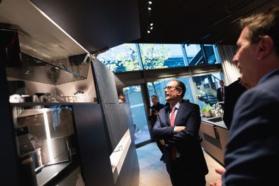 Am 11. November 2021 besuchte Bundeskanzler Alexander Schallenberg (m.) im Rahmen seines Bundesl&auml;ndertags in Vorarlberg die Firma Julius Blum Ges.mbH.