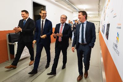 Am 11. November 2021 besuchte Bundeskanzler Alexander Schallenberg (m.r.) im Rahmen seines Bundesl&auml;ndertags in Vorarlberg die Firma Julius Blum Ges.mbH. Im Bild mit Markus Wallner (m.l.).