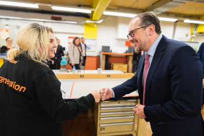 Am 11. November 2021 besuchte Bundeskanzler Alexander Schallenberg (r.) im Rahmen seines Bundesl&auml;ndertags in Vorarlberg die Firma Julius Blum Ges.mbH.