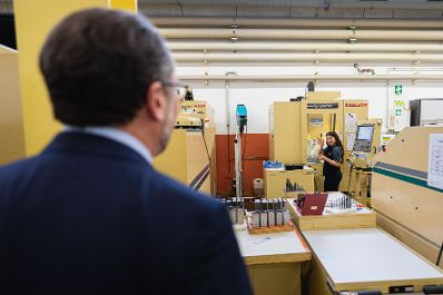 Am 11. November 2021 besuchte Bundeskanzler Alexander Schallenberg im Rahmen seines Bundesl&auml;ndertags in Vorarlberg die Firma Julius Blum Ges.mbH.