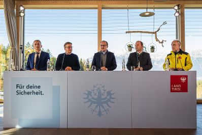Am 12. November 2021 besuchte Bundeskanzler Alexander Schallenberg (m.r.) im Rahmen seines Bundesl&auml;ndertags in Tirol die Blackout&uuml;bung mit anschlie&szlig;ender Pressekonferenz. Im Bild (v.l.n.r.) Tiwag Vorstandsvorsitzender Mag. Dr. Erich Entstrasser, Landeshauptmann G&uuml;nther Platter, Bundeskanzler Alexander Schallenberg, LH Stellvertreter Josef Geisler und Elmar Rizzoli
