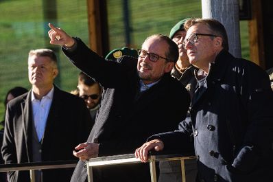 Am 12. November 2021 nahm Bundeskanzler Alexander Schallenberg (l.) im Rahmen seines Bundesl&auml;ndertags in Tirol an der Blackout&uuml;bung teil. Im Bild mit Landeshauptmann G&uuml;nther Platter (r.).