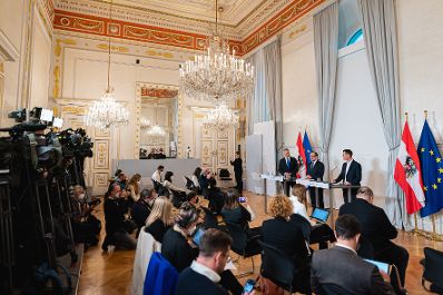 Am 14. November 2021 nahmen Bundeskanzler Alexander Schallenberg (m.), Bundesminister Karl Nehammer (l.) und Bundesminister Wolfgang M&uuml;ckstein (r.) an einer Pressekonferenz zu Corona-Ma&szlig;nahmen teil.