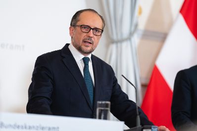 Am 14. November 2021 nahmen Bundeskanzler Alexander Schallenberg (im Bild), Bundesminister Karl Nehammer und Bundesminister Wolfgang M&uuml;ckstein an einer Pressekonferenz zu Corona-Ma&szlig;nahmen teil.