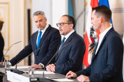 Am 14. November 2021 nahmen Bundeskanzler Alexander Schallenberg (m.), Bundesminister Karl Nehammer (l.) und Bundesminister Wolfgang M&uuml;ckstein (r.) an einer Pressekonferenz zu Corona-Ma&szlig;nahmen teil.