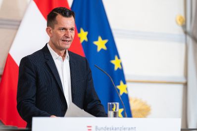 Am 14. November 2021 nahmen Bundeskanzler Alexander Schallenberg, Bundesminister Karl Nehammer und Bundesminister Wolfgang M&uuml;ckstein (im Bild) an einer Pressekonferenz zu Corona-Ma&szlig;nahmen teil.