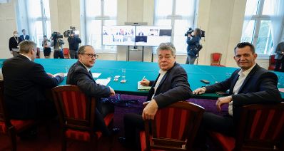 Am 14. November 2021 nahmen Bundeskanzler Alexander Schallenberg (2. v. l.), Vizekanzler Werner Kogler (3.v. l.), Bundesminister Karl Nehammer (l.) und Bundesminister Wolfgang M&uuml;ckstein (r.) an einer Videokonferenz mit den Landeshauptleuten zu Corona-Ma&szlig;nahmen teil.