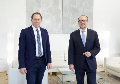 Am 15. November 2021 empfing Bundeskanzler Alexander Schallenberg (r.) den Pr&auml;sident der Landwirtschaftskammer Vorarlberg, Josef Moosbrugger (l.) zu einem Gespr&auml;ch.