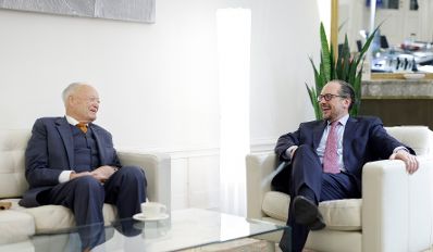 Am 17. November 2021 empfing Bundeskanzler Alexander Schallenberg (r.) Andreas Khol (l.) zu einem Gespr&auml;ch.