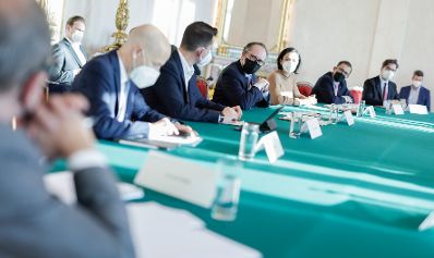 Am 18. November 2021 fand ein treffen zwischen Mitgliedern der Bundesregierung und der Sozialpartner zum Thema &bdquo;Ma&szlig;nahmen im Kampf gegen Corona&ldquo; statt. Im Bild (v.l..n.r.) Bundesminister Martin Kocher, Bundesminister Wolfgang M&uuml;ckstein, Bundeskanzler Alexander Schallenberg und Bundesministerin Elisabeth K&ouml;stinger.