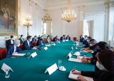 Am 18. November 2021 fand ein treffen zwischen Mitgliedern der Bundesregierung und der Sozialpartner zum Thema &bdquo;Ma&szlig;nahmen im Kampf gegen Corona&ldquo; statt. Im Bild (v.l..n.r.) Bundesminister Martin Kocher, Bundesminister Wolfgang M&uuml;ckstein, Bundeskanzler Alexander Schallenberg und Bundesministerin Elisabeth K&ouml;stinger.